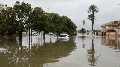 Inundaciones en una zona próxima a la playa de Venecia, en el Grao de Gandía este lunes.