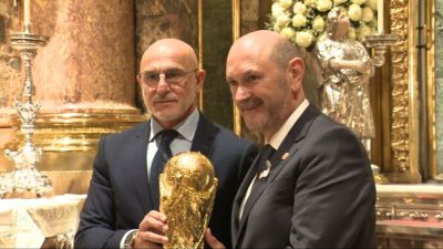 Luis de la Fuente y Rafael Louzán posan con la Copa del Mundo frente a la Virgen del Pilar