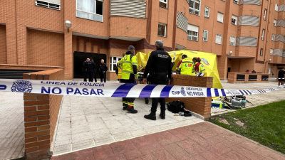 Servicios sanitarios de emergencias atieneden a una mujer de 52 años que finalmente ha fallecido por heridas de arma blanca en Carabanchel, Madrid.