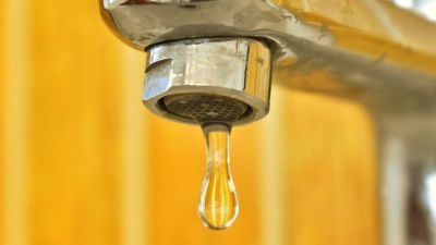 La prohibición no afecta a otros usos domésticos, de manera que el agua es apta para ducha y aseo, lavar la ropa y riego.