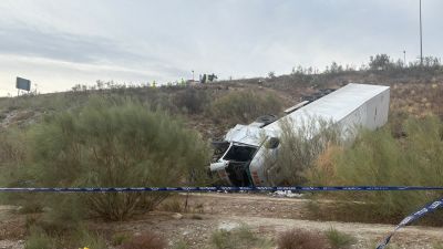 Así ha quedado el camión tras caer por un terraplén en el recinto ferial de Valdespartera, en Zaragoza.