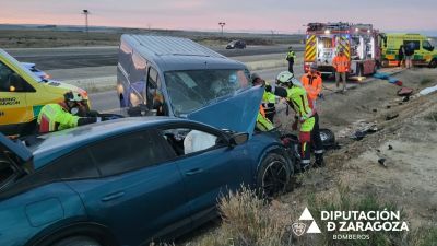 Tres heridos en un choque frontal entre una furgoneta y un turismo entre Ejea y Tauste