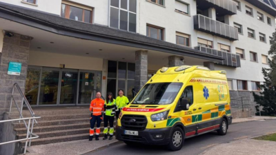 Parte del equipo de la Soporte Vital Avanzado de Jaca, junto al hospital