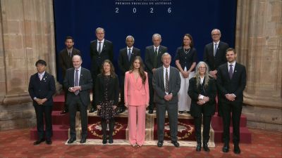La princesa Leonor, junto con los galardonados, este viernes en la ceremonia de entrega de los Premios Princesa de Asturias en el Teatro Campoamor de Oviedo.