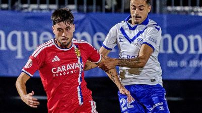 Jaume Jardí peleando un balón junto a un jugador del CE Europa