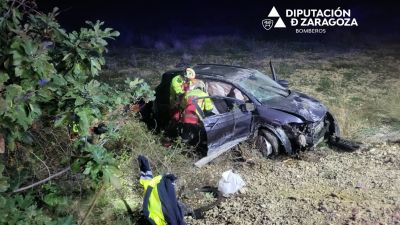 Los bomberos de la Diputación de Zaragoza han tenido que rescatar a dos de los tres ocupantes del vehículo.