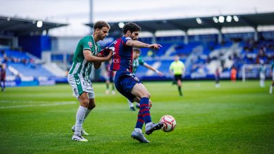 Pascu durante una acción con un jugador del Antequera CF
