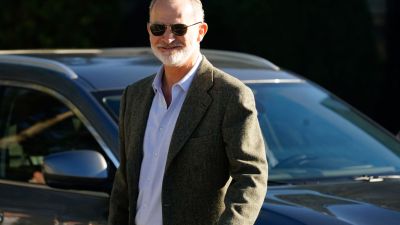 El rey Felipe VI saluda a los medios tras abandonar este domingo la clínica de Oviedo donde el sábado fue sometido a una operación de cataratas en su ojo izquierdo. Paco Paredes