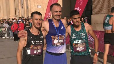Menacho posando con los otros atletas que completan el podio de la prueba masculina