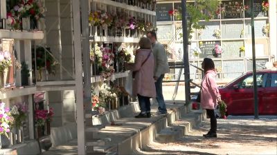 El cementerio de Torrero recibe estos días una mayor afluencia de gente.
