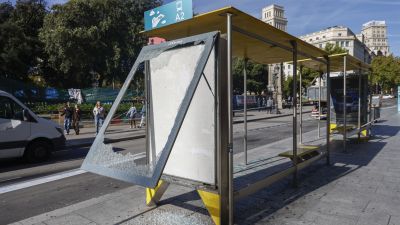 Parada de autobús en la plaza Catalunya de Barcelona destrozada tras los disturbios del sábado./ Quique García
