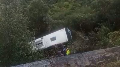 El autobús ha caído por un terraplen tras el choque.