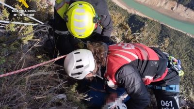 Efectivos de la Guardia Civil atienden al escalador herido tras sufrir una caída en Montrebei.