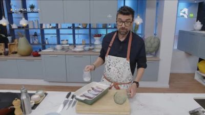 Programa gastronómico con Daniel Yranzo que pretende entretener, divertir y enseñar entre fogones los secretos de la cocina como siempre con mucho humor. ´La Pera Limonera´ propone desde comidas tradicionales a platos exóticos pasando por recetas de otros lugares del país, dando siempre un toque limonero y aragonés a cada uno de ellos utilizando ingredientes de la tierra y demostrando que la cocina puede ser sencilla, económica y no por ello aburrida.