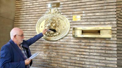 Buzón boca de león, en el edificio de Correos en Independencia. / Correos