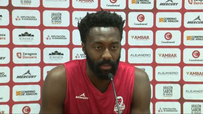 Gabriel Olaseni durante su comparecencia hoy ante los medios de comunicación