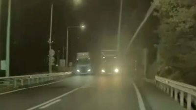 El adelantamiento peligroso de un camión registrado en la carretera N-230 en Montanuy (Huesca).