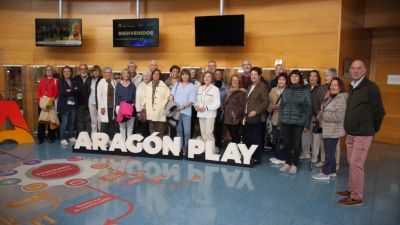 El centro Unión Vecinal Cesaraugusta ha conocido las instalaciones de los medios de comunicación autonómicos de Aragón.