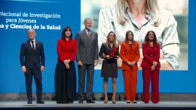 Biola Javierre recibiendo el Premio Nacional de Investigación para Jóvenes Gabriella Morreale. / Aragón Noticias