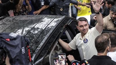 Fotografía de archivo del 25 de octubre de 2026 del excandidato a la presidencia Flavio Bolsonaro saludando a sus seguidores en Río de Janeiro (Brasil).