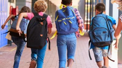 Niños entrando al colegio