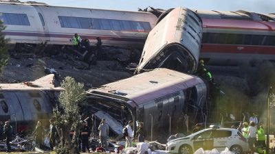 Equipos de emergencia atienden a los heridos en el lugar del accidente