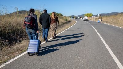 Varios pasajeros abandonan la zona a pie