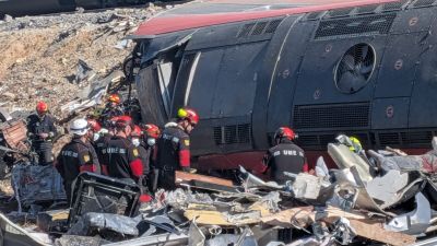 Efectivos de la Unidad Militar de Emergencias (UME) trabajan en el accidente ferroviario de Urda (Toledo).REMITIDA / HANDOUT por MINISTERIO DE DEFENSAFotografía remitida a medios de comunicación exclusivamente para ilustrar la noticia a la que hace referencia la imagen, y citando la procedencia de la imagen en la firma28/10/2026