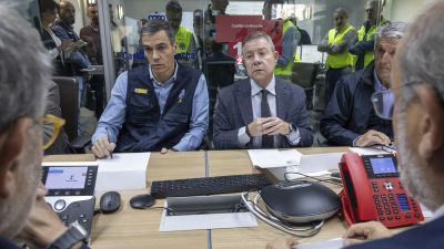 El presidente del Gobierno, Pedro Sánchez y el presidente de Castilla-La Mancha, Emiliano García-Page, durante la reunión del Centro de Coordinación Operativa Integrado de este viernes en Toledo.