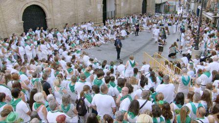 La plaza de San Lorenzo se llena de gente horas antes de la actuación