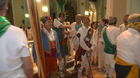 Los danzantes esperan su actuación en el interior de la basílica de San Lorenzo.