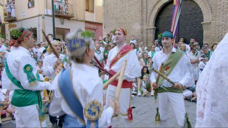 Los Danzantes ya preparados en la plaza minutos antes de su actuación.