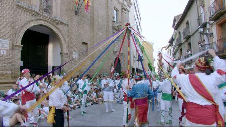 Los Danzantes preparados para empezar el dance de las Cintas.