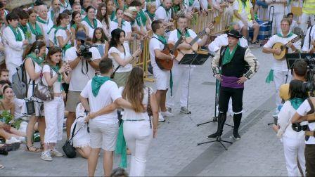 Roberto Ciria ha dedicado una jota a una pareja después de que el novio le pidiera matrimonio antes de la actuación de los Danzantes.