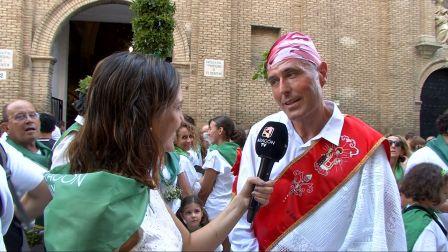 Narrando la experiencia de la actuación antes de iniciar la procesión.