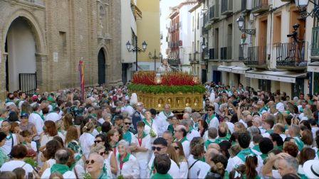 La peana del Santo sale de la basílica de San Lorenzo para iniciar la procesión.