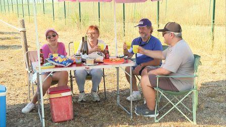Visitantes esperan merendando al momento del eclipse en Motorland.