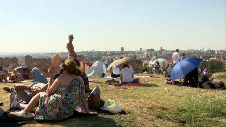 Muchos madrileños se dan cita para contemplar el eclipse con vistas a la capital