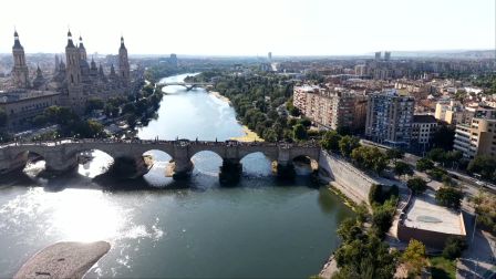 Gran afluencia de curiosos y medios de comunicación en el puente de Piedra de Zaragoza.