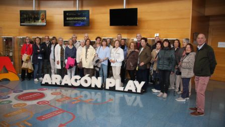 El centro Unión Vecinal Cesaraugusta ha conocido las instalaciones de los medios de comunicación autonómicos de Aragón.
