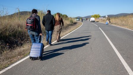 Varios pasajeros abandonan la zona a pie
