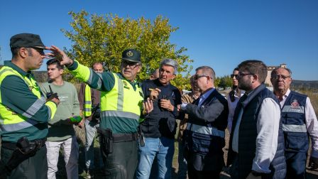 El presidente de Castilla-La Mancha, Emiliano García-Page, y el delegado del Gobierno de Castilla-La Mancha, José Pablo Sabrido, reciben información del operativo que trabaja sobre el terreno